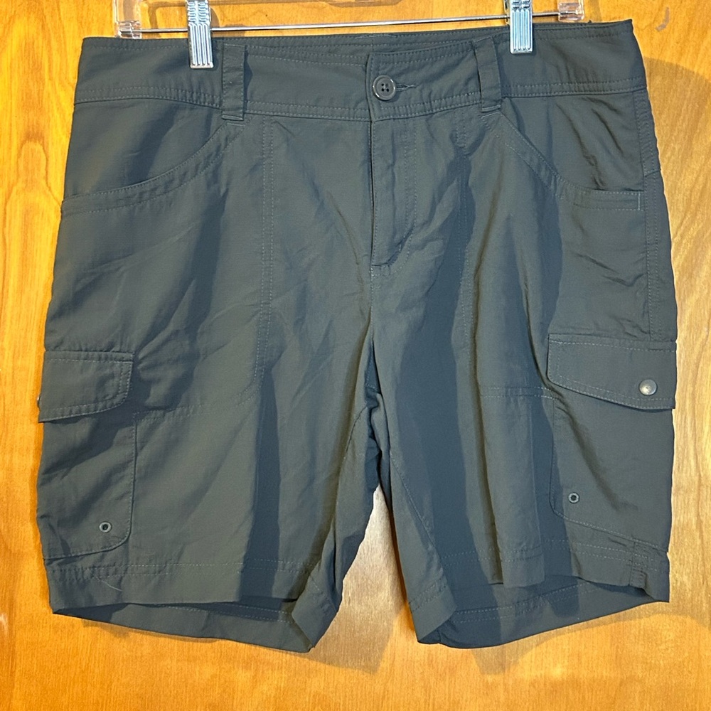 Columbia Women's Cargo Shorts in Dark Gray